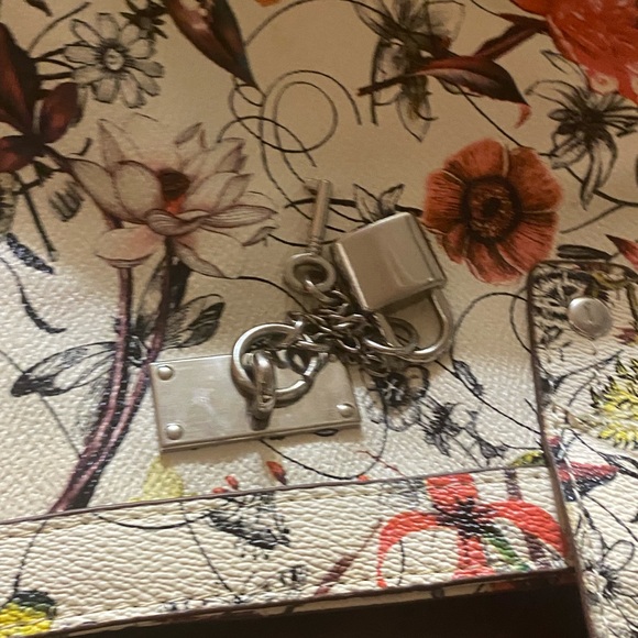 Handbag by designer CARLOS By Carlos
Santana Floral design - Picture 13 of 16